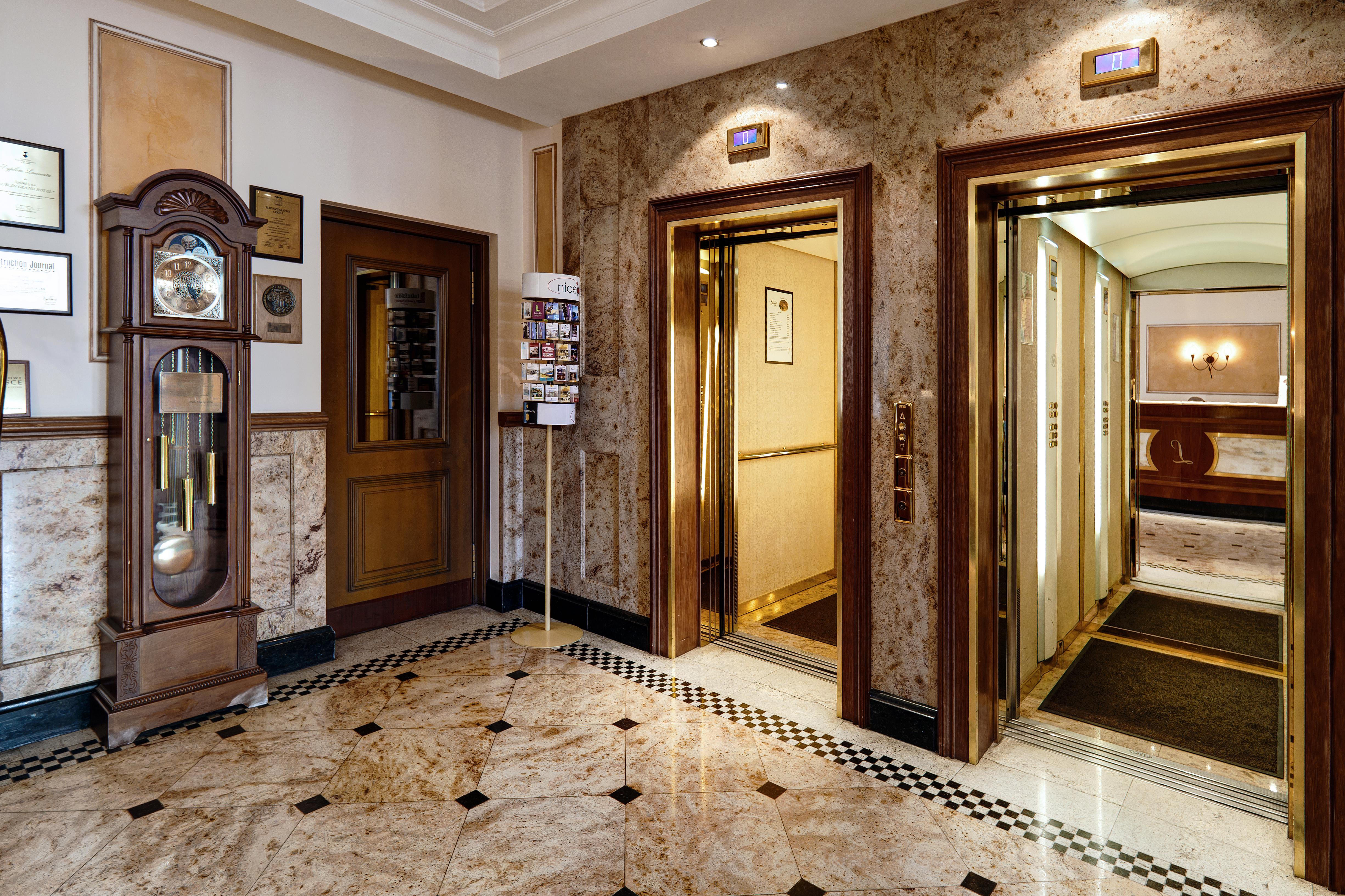 Ibb Hotel Grand Hotel ลูบลิน ภายใน รูปภาพ